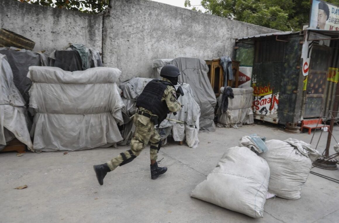 Sute De Deținuți Au Evadat Din Penitenciarul Național Din Haiti. Dacă Atacatorii Vor Avea Succes, „suntem Terminați”, Spun Polițiștii