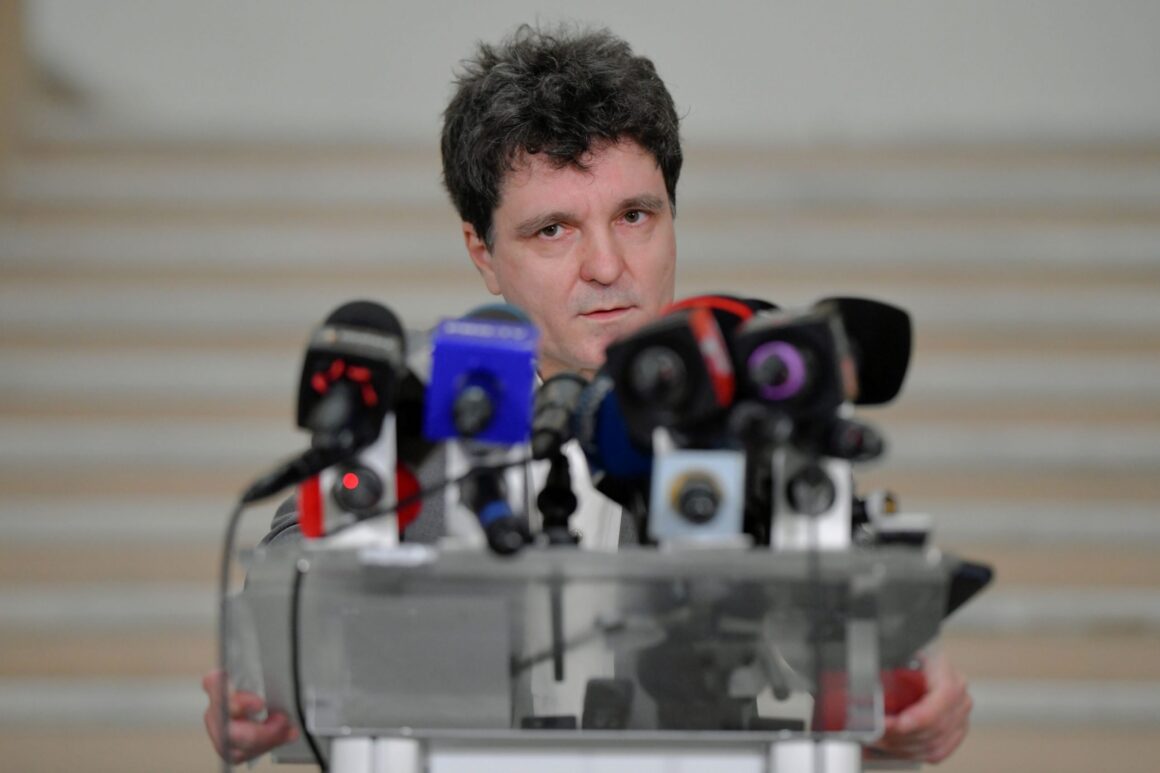 hepta6900927-scaled.jpg Nicuşor Dan, După Ce I-a Retras Atribuțiile Viceprimarului Liberal Bujduveanu: „Mi-a Dat Un Emoticon Cu O Maimuţă Pe Telefon”