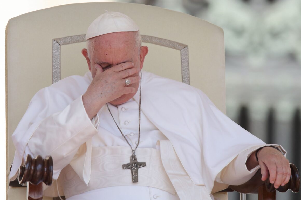 hepta7186796-scaled.jpg Papa Francisc Este în Continuare Răcit și A Delegat Un Asistent Să Citească în Locul Lui Cateheza
