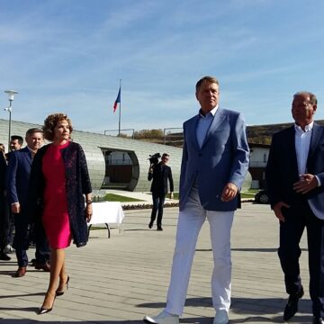 Klaus Iohannis, Fotografiat Alături De Soția Carmen Pe Terenul De Golf De La Pianu De Jos, Potrivit Presei Locale