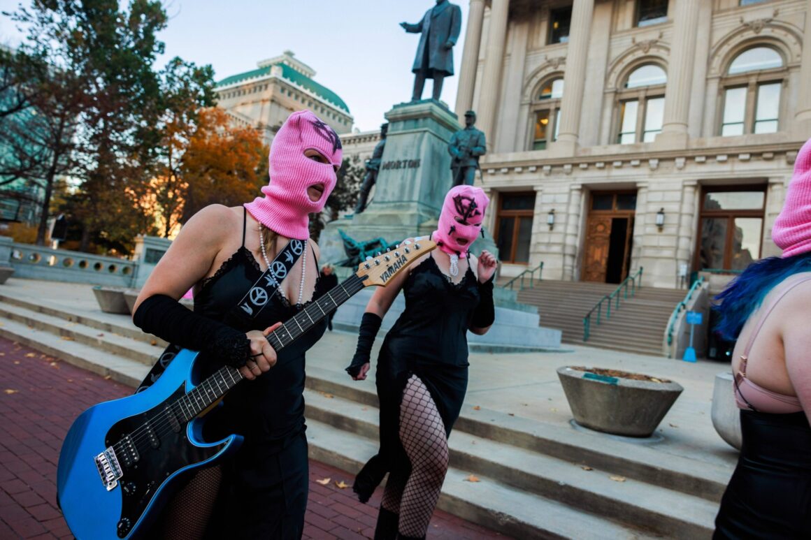 Lucy Shtein, Componenta Trupei Pussy Riot Care A Fugit Spectaculos Din Rusia, A Primit 6 Ani De închisoare Pentru Că A Criticat Armata