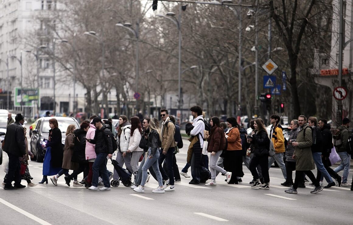 mitus-ilustratie-strada-12.jpg Peste 1,1 Milioane De Tineri Pot Vota Pe 9 Iunie Pentru Prima Dată în Viață. Categoria De Vârstă 18-34 De Ani, Mai Numeroasă Decât 65+