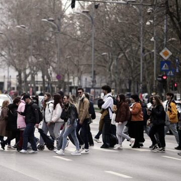 mitus-ilustratie-strada-12.jpg Peste 1,1 Milioane De Tineri Pot Vota Pe 9 Iunie Pentru Prima Dată în Viață. Categoria De Vârstă 18-34 De Ani, Mai Numeroasă Decât 65+