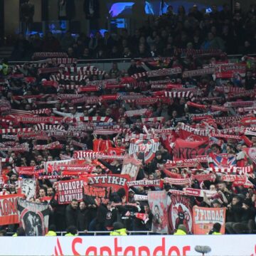 Ultras român din galeria lui Olympiacos, arestat în cazul uciderii unui polițist grec