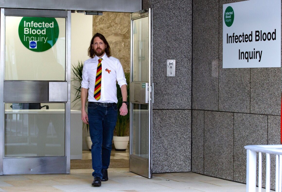 Scandalul Sângelui Contaminat Din Marea Britanie: După Ani De Mușamalizare, Statul Prezintă Scuze Oficiale și Anunță Despăgubiri Ce Pot Totaliza Miliarde De Lire Sterline