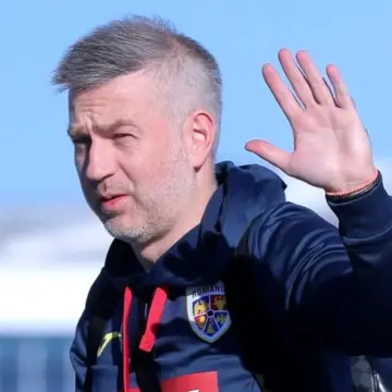 Ce-cadou-a-primit-Edi-Iordanescu-in-cantonamentul-nationalei-Romaniei-de-ziua-lui-Selectionerul-s-a-emotionat.webp.webp Ce cadou a primit Edi Iordănescu în cantonamentul naționalei României de ziua lui! Selecționerul s-a emoționat
