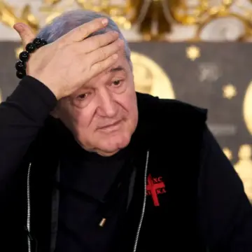 Gafa-uriasa-comisa-de-Gigi-Becali-cand-a-mers-sa-voteze-„M-am-incurcat-am-pus-stampila-gresit-am-anulat.webp.webp Gafa uriașă comisă de Gigi Becali când a mers să voteze. Patronul FCSB a fost bulversat total la alegeri