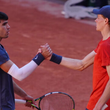 Lovitura-crunta-pentru-Darren-Cahill-chiar-in-ziua-in-care-Simona-Halep-a-dat-de-inteles-ca-l-ar-vrea-din-nou-antrenorul-ei.jpg Lovitură cruntă pentru Darren Cahill, chiar în ziua în care Simona Halep a dat de înțeles că l-ar vrea din nou antrenorul ei! Jannik Sinner, elevul australianului și liderul ATP, a fost eliminat de Carlos Alcaraz: spaniolul va juca finala la Roland Garros cu Alexander Zverev!