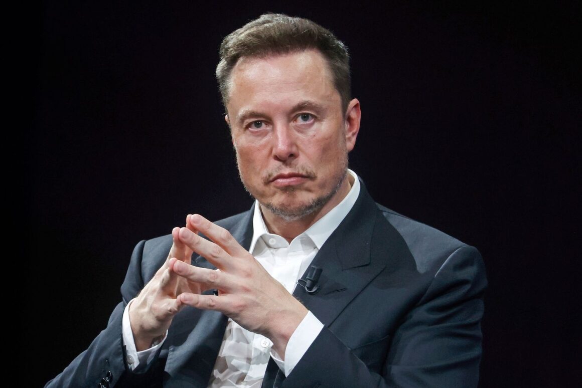Elon Musk face război cu Apple pentru OpenAI