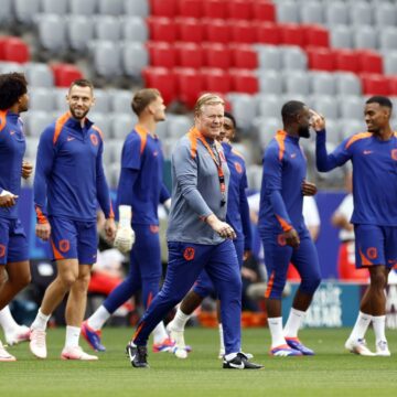 Vedeta-Olandei-a-numit-trei-fotbalisti-ai-Romaniei-care-i-au-sarit-in-ochi-dupa-ce-a-vazut-meciurile-tricolorilor-de-la-EURO-Pe-unul-l-a-amenintat-direct-pe-fata-„O-sa-il-iau-unu-versus-unu.jpg „O să îl iau unu versus unu”