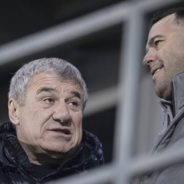 Victor-Becali-recunoaste-lovitura-financiara-pe-care-a-dat-o-cu-cel-mai-scump-fotbalist-roman-din-istoria-Superligii-„Salariu-aproape-dublu-scaled.jpg Victor Becali recunoaște lovitura financiară pe care a dat-o cu cel mai scump fotbalist român din istoria Superligii! „Salariu aproape dublu”