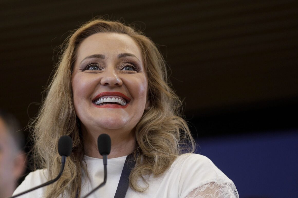 Contre între Elena Lasconi, Președinta USR, și Liberali: „Ciucă A Răspuns La Ordinele Din Partid” Vs „Se Continuă Această Linie Extrem De Agresivă”