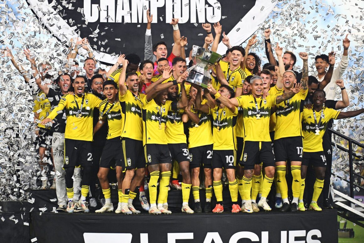 Fotbalistul-vandut-de-Gica-Hagi-in-SUA-pentru-15-milioane-de-euro-a-luat-trofeul-lui-Messi-Contributie-majora-pentru-fotbalistul-roman-de-la-Columbus-Crew.jpg Fotbalistul vândut de Gică Hagi în SUA pentru 1,5 milioane de euro a luat trofeul lui Messi! Contribuție majoră pentru jucătorul român de la Columbus Crew
