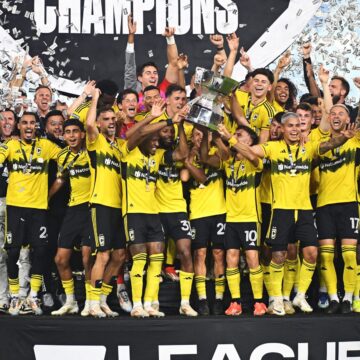 Fotbalistul-vandut-de-Gica-Hagi-in-SUA-pentru-15-milioane-de-euro-a-luat-trofeul-lui-Messi-Contributie-majora-pentru-fotbalistul-roman-de-la-Columbus-Crew.jpg Fotbalistul vândut de Gică Hagi în SUA pentru 1,5 milioane de euro a luat trofeul lui Messi! Contribuție majoră pentru jucătorul român de la Columbus Crew