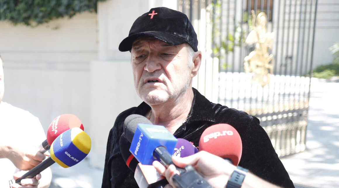 Gigi-Becali-a-turbat-in-direct-la-TV-si-l-a-distrus-pe-arbitrul-pe-care-il-considera-vasalul-echipei-lui-Cristi-Balaj.jpg „E legat cu lanțuri de CFR Cluj! Are o perversitate de nedescris, nici Kovacs nu e așa”. Gigi Becali a turbat, în direct, la TV, și l-a distrus pe arbitrul pe care îl consideră vasalul echipei lui Cristi Balaj