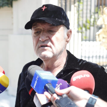 Gigi-Becali-a-turbat-in-direct-la-TV-si-l-a-distrus-pe-arbitrul-pe-care-il-considera-vasalul-echipei-lui-Cristi-Balaj.jpg „E legat cu lanțuri de CFR Cluj! Are o perversitate de nedescris, nici Kovacs nu e așa”. Gigi Becali a turbat, în direct, la TV, și l-a distrus pe arbitrul pe care îl consideră vasalul echipei lui Cristi Balaj