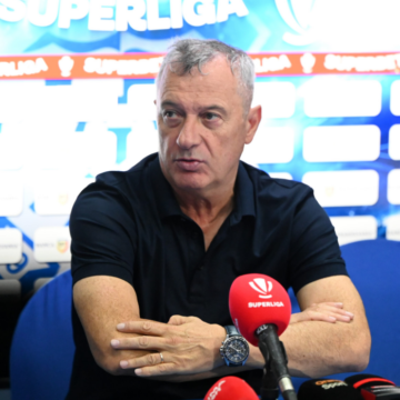 Mircea-Rednic-a-explodat-de-furie-la-interviu-si-a-facut-show-dupa-UTA-Arad-Farul-Constanta-1-1.-Si-a-distrus-fotbalistii-si-a-raspuns-acuzatiilor.png Mircea Rednic a explodat de furie la interviu și a făcut show, după UTA Arad