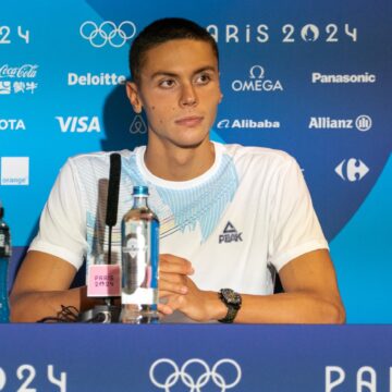 S-a aflat prin ce a trecut David Popovici la Paris. Ce i-au făcut stewardesele românce de la TAROM campionului olimpic, după ce un angajat francez a comis o gafă uriașă