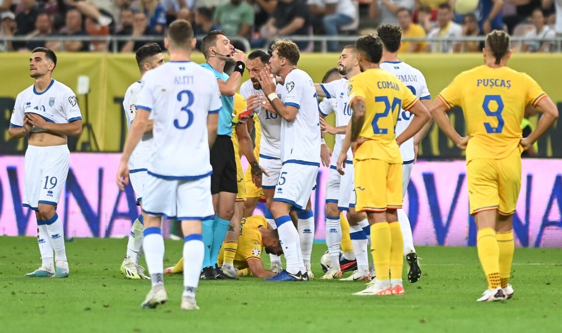 Mega-scandal-la-nationala-dupa-Kosovo-Romania-trei-fotbalisti-au-fost-exclusi-din-lot-de-selectioner-Au-incalcat-regulile-si-au-fost-pedepsiti-dupa-infrangere.jpg Mega scandal la națională după Kosovo