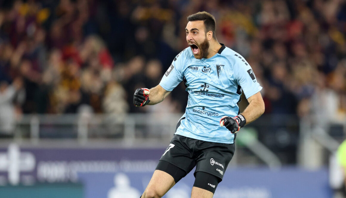 Valentin-Cojocaru-scandal-monstru-in-meciul-cu-Legia-Varsovia.jpg colegii l-au ținut cu greu să nu-l bată pe cel care îl lovise! VIDEO
