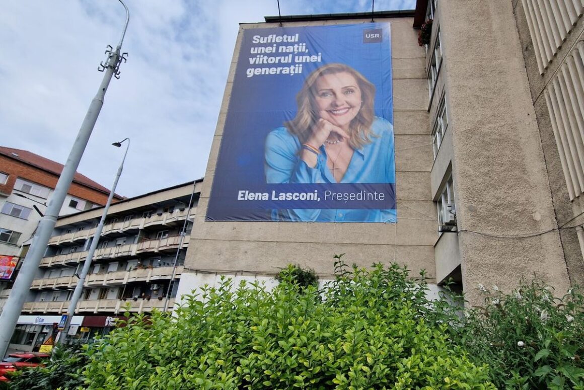 Dosar Penal Pentru Un Afiş Al Elenei Lasconi Amplasat Ilegal Pe Un Bloc Din Sibiu