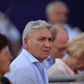 „Umfl-o-ma.-Tatal-Simonei-Halep-a-apucat-o-pe-sotia-lui-Gica-Popescu-dupa-umeri-si-a-dat-ordin-lautarilor-la-petrecerea-lui-Gica-Hagi.jpg „Umfl-o, mă”. Tatăl Simonei Halep a apucat-o pe soția lui Gică Popescu după umeri şi a dat ordin lăutarilor, la petrecerea lui Gică Hagi