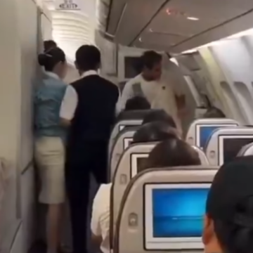 Panică La Bordul Unui Avion Care Se îndrepta Spre Coreea De Sud, După Ce Un Pasager A încercat Să Deschidă Ușa De Urgență | VIDEO