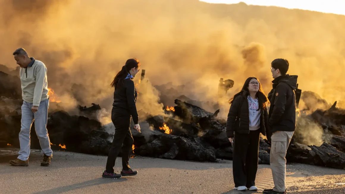 Turiști Lângă Râurile De Lavă Din Islanda. Fotografii Impresionante Ale Erupției Vulcanice De Lângă Stațiunea Laguna Albastră