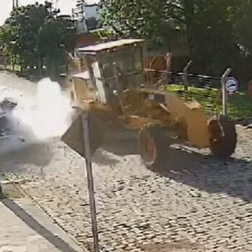 Momentul în Care Anvelopa Unui Tractor Explodează și Provoacă Daune De Mii De Euro Unui Alt Vehicul | VIDEO