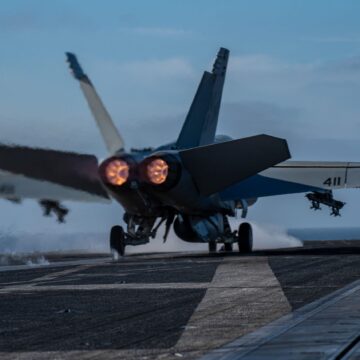 Un Avion De Vânătoare American A Fost Doborât Din Greșeală Când Decola De Pe Un Portavion și Un Crucișător Tot American A Deschis Focul, în Marea Roșie