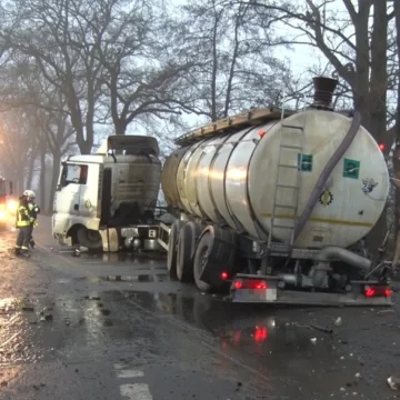 O șoferiță De TIR De 20 De Ani A Lovit Trei Copaci, După Ce A Acroșat-o Alt Camion. Al Doilea șofer Nici N-a Oprit Să Vadă Dacă Fata Mai Trăiește