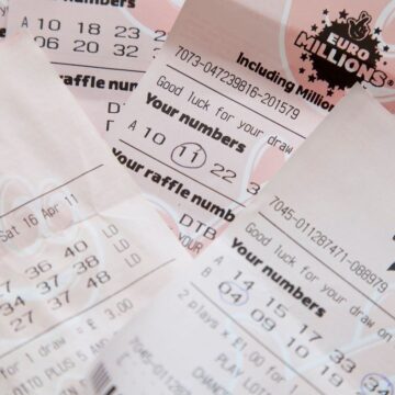 Un Chinez A Câștigat 820.000 De Dolari La Loteria Companiei și șefii I-au Cerut Să împartă Premiul Cu Colegii