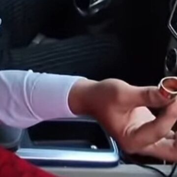 Doi „milionari Din Dubai” Rămași Fără Benzină în SUA, Filmați Când Vor Să Vândă Un Ghiul Cu 20 De Dolari: „Dubai De Țăndărei”