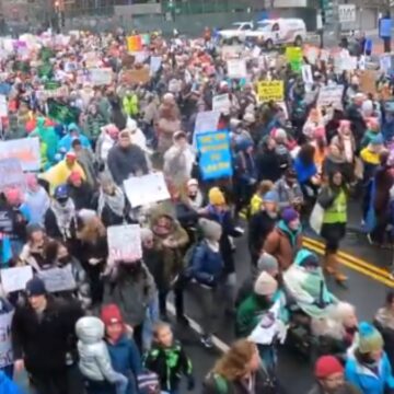 Mii De Manifestanți Au Ieșit Pe Străzile Din Washington Scandând împotriva Lui Trump | VIDEO