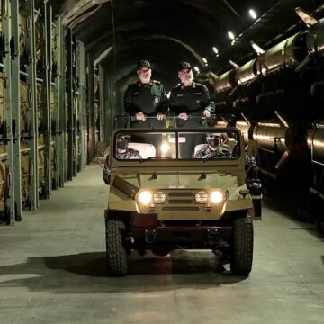 Iranul Dezvăluie „orașul Subteran” în Care ține Rachete Pentru A Fi Folosite împotriva Israelului. Generalii Calcă Pe Steagul American și Pe Cel Israelian