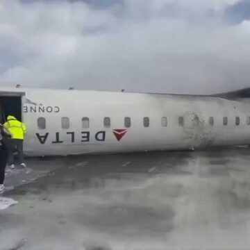 Avion cu 80 de oameni la bord, răsturnat la aterizare. VIDEO