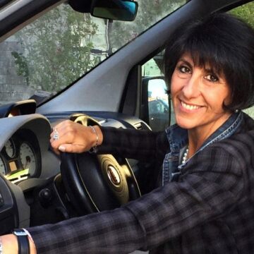 Beatrice Câștigă Mii De Euro Lunar Din Transferul Tinerilor De La Discotecă, în Italia: „O Fac Ca Să Nu Conducă Beți. Le Ofer și Pungi Pentru Vărsături”