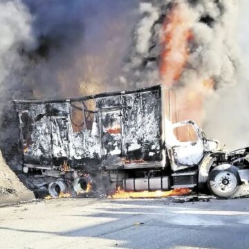 5 Camioane S-au Ciocnit și Au Explodat Pe „Autostrada Morții” Din Mexic. Accidentul, Soldat Cu 2 Oameni Morți și 5 Răniți, A Fost Filmat – Video