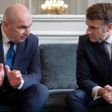 Ce a discutat Bolojan cu Emmanuel Macron: Pace justa în Ucraina