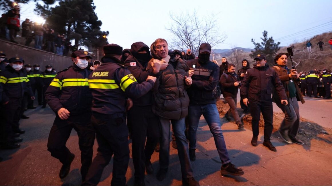 politia-a-facut-mai-multe-arestari-la-protestul-din-capitala-georgiei-e1738519036520.jpg Protestele Pro-UE Au Degenerat în Georgia. Liderul Opoziției, Arestat După O Bătaie între Manifestanți și Poliție