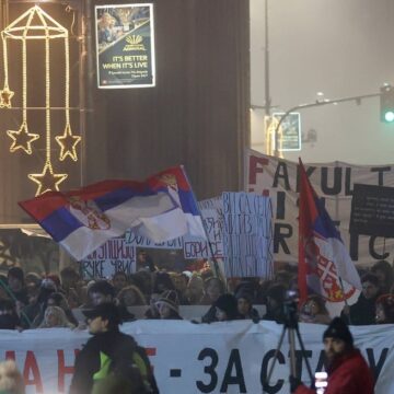 O Nouă Zi De Proteste Masive în Serbia împotriva Corupției. Trandafiri Albi Aruncați Pe Dunăre. Președintele Vucic Acuză Interese Străine I VIDEO