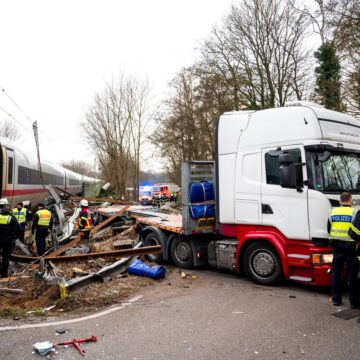 Un TIR A Fost Spulberat De Un Tren De Mare Viteză, Lângă Hamburg. Un Om A Murit și 11 Au Fost Răniți