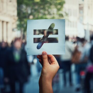 Decalajul salarial între femei și bărbați depășește 20% în România