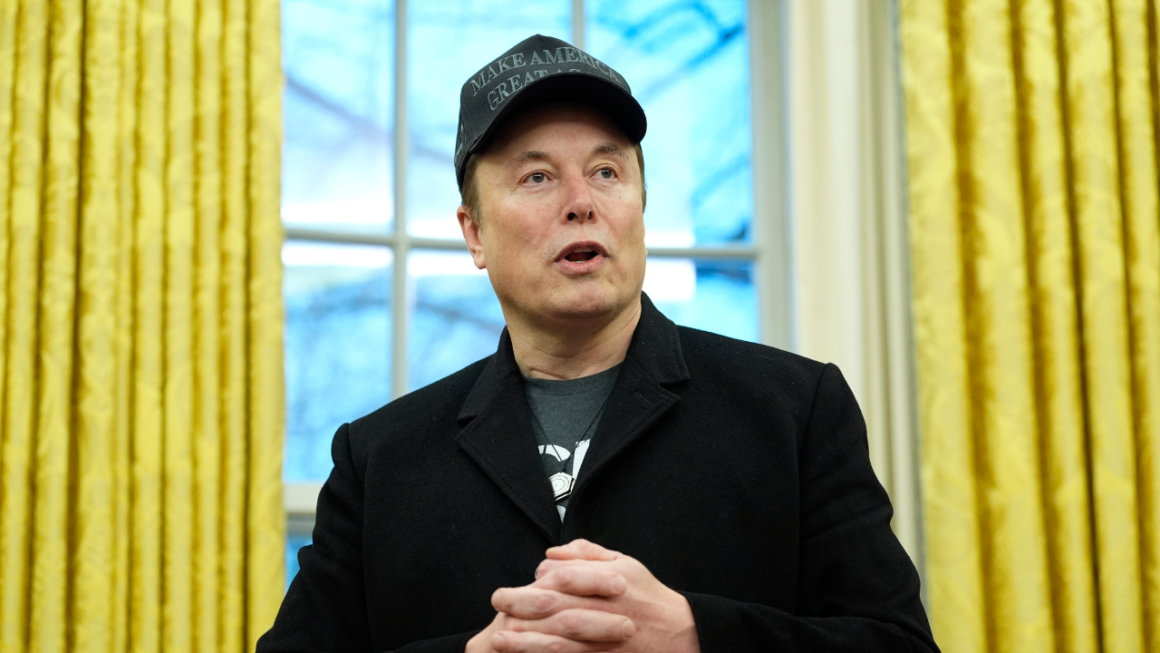 Un judecător a ordonat comisiei lui Musk să îşi publice dosarele