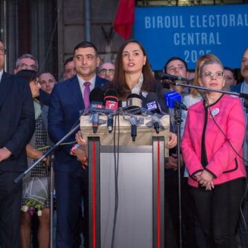anamaria-gavrila-si-a-depus-candidatura-la-prezidentiale-la-bec-alaturi-de-george-simion-2-e1742061189115.jpg Anamaria Gavrilă și-a depus candidatura la prezidențiale alături de George Simion