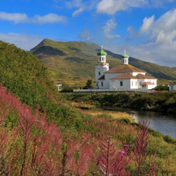 Unalaska, insula americană zguduită de cutremure și erupții vulcanice, în care a supraviețuit cultura rusă