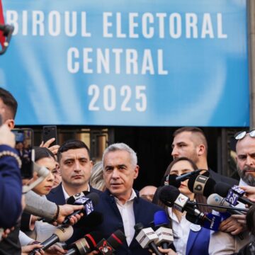 calin-georgescu-depus-candidatura-alegeri-prezidentiale-bec-9-e1741358702839.jpg Călin Georgescu și-a depus candidatura la președinție la BEC