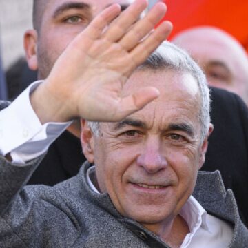 calin-georgescu-protest-bucuresti.jpg Călin Georgescu a mințit despre prețul benzinei și al motorinei. Factual: “Informațiile postate sunt false”