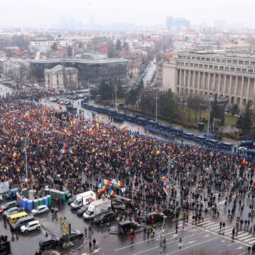 cati-participanti-oameni-miting-aur-1-martie-piata-victoriei-estimari-jandarmerie-george-simion-e1741067971465.jpg Jandarmeria a spus câți oameni au fost la mitingul AUR, 1 martie
