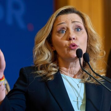 elena-lasconi-usr-3-e1734721296757.jpg Elena Lasconi îşi depune candidatura la prezidenţiale